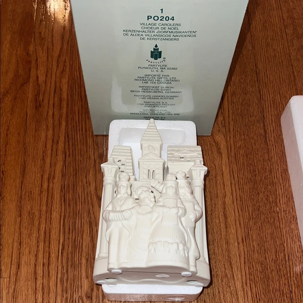 NEW IN BOX PartyLite Village Carolers White Porcelain Tea-light Candle Holder